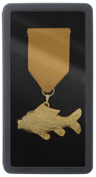 Medaile řád zlatého kapra je variací na medaili řád zlaté vařečky, která potěší každého rybáře.
