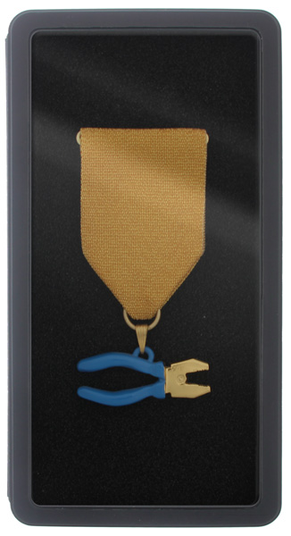 Top pozlacený dárek v 3D provedení pro šikovné zaměstnance jsou tyto kleště, které si připnete na oděv jako medaili.